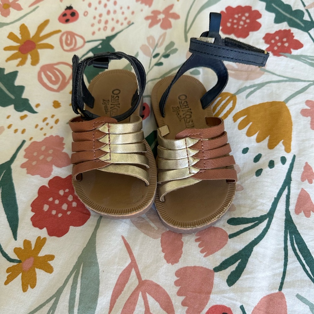 Osh kosh toddler sandals. Size 6T